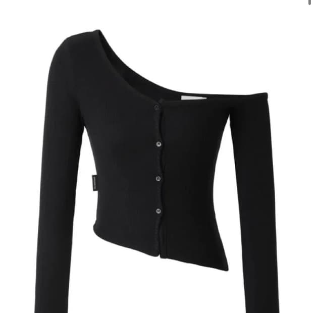 쓰리타임즈 원 숄더 버튼 티 블랙 쓰탐