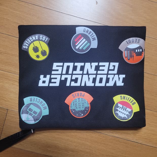 몽클레르 지니어스 시티 패치 파우치