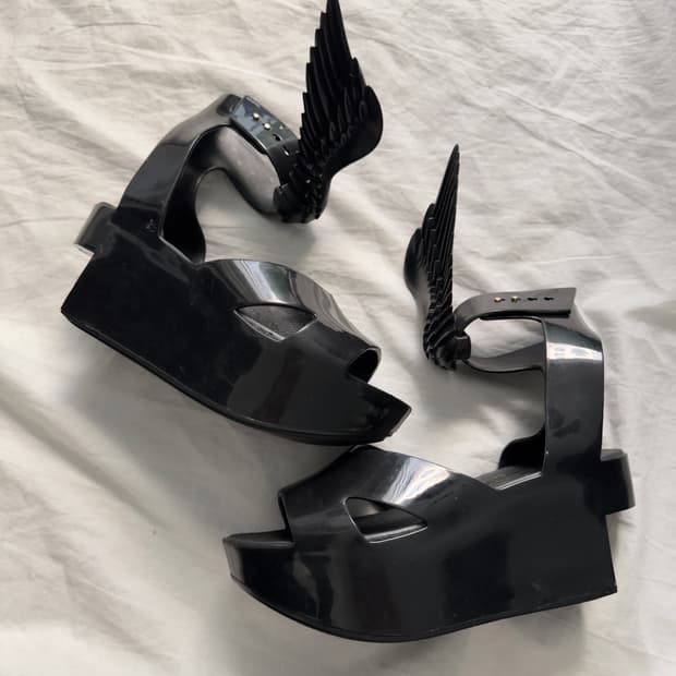 비비안웨스트우드 멜리사 데빌윙 플랫폼 앵클스트랩 샌들