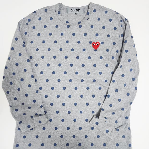 꼼데가르송 PLAY 라인의 도트 패턴 긴팔