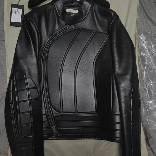 보테가 베네타 FW2019 런웨이 패디드 레더 바이커 자켓