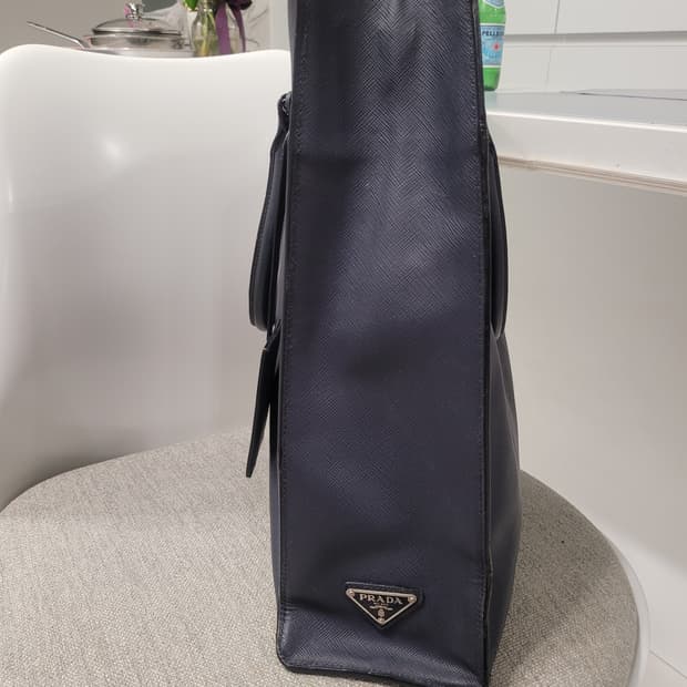 세련된 네이비 컬러 PRADA 프라다 사피아노 남성 토트백 B급 중고