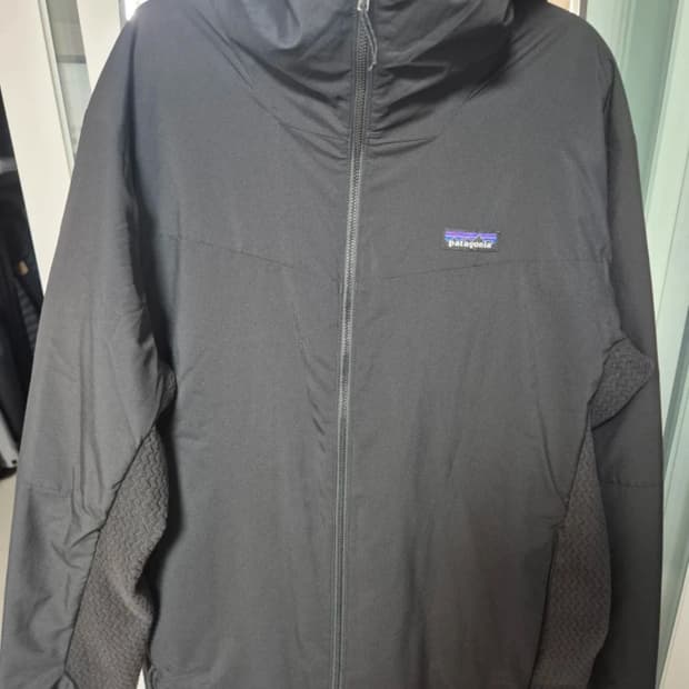 파타고니아 나노에어 라이트 하이브리드 후디 블랙 색상 XL사이즈입니다. 