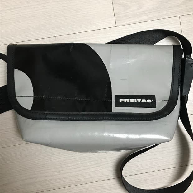 *배송비 포함* 프라이탁 하파오 흰검