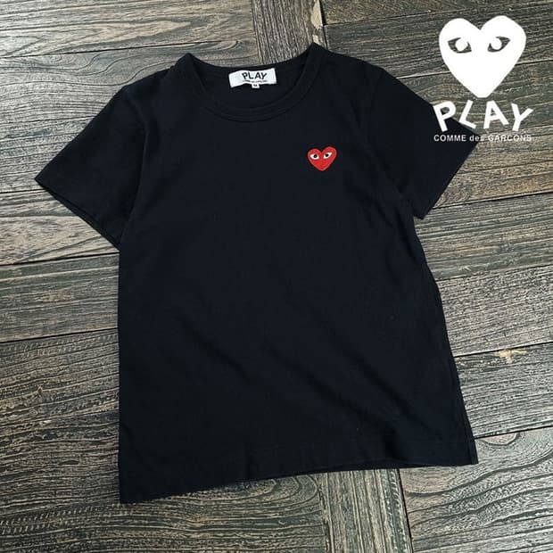 [꼼데가르송] 레드 하트 로고 와펜 반팔티 블랙 P01656