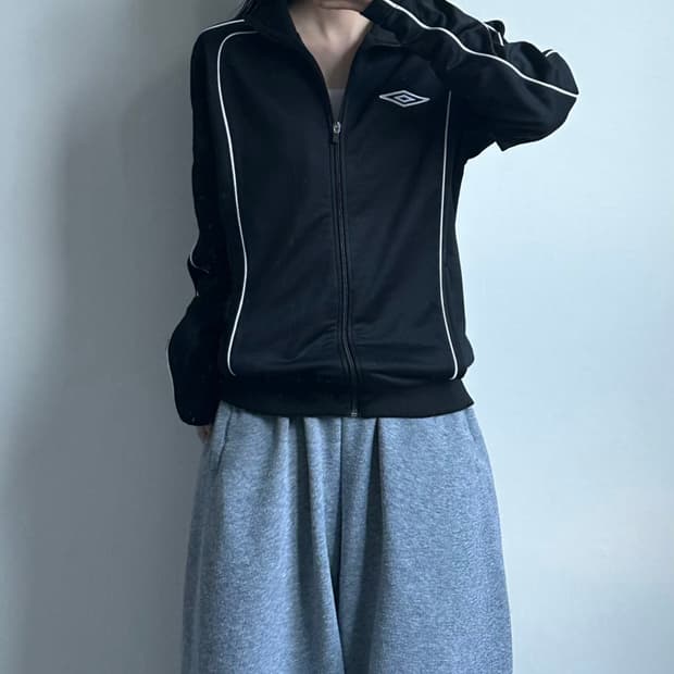 엄브로 자수로고 라인 블랙 져지