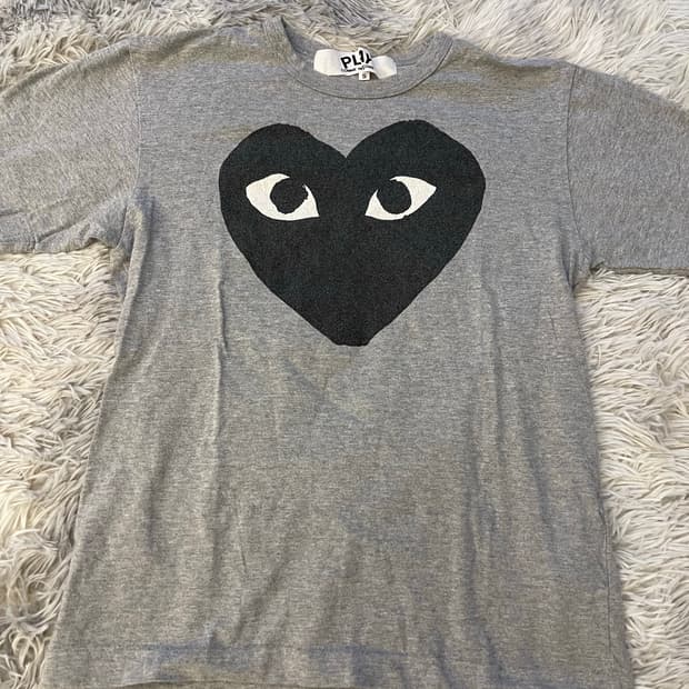 꼼데가르송 그레이 하트 반팔 티셔츠