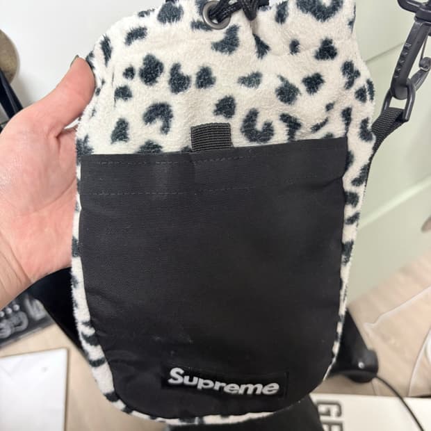 슈프림 폴라텍 슬링백 크로스백 레오파드 