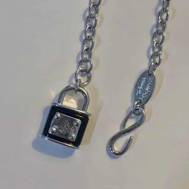 비비안웨스트우드 블랙 자물쇠 목걸이