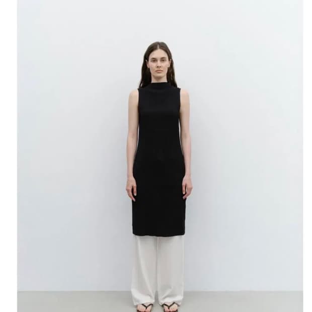 르에떼 Nue Half Neck Dress in Black