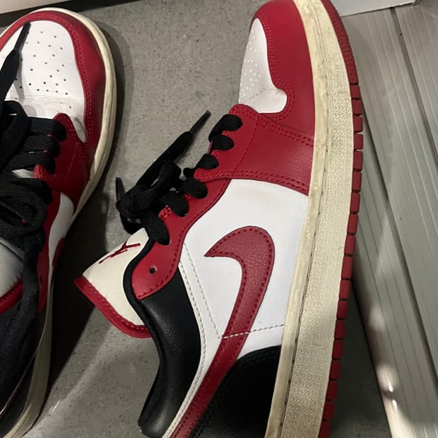 나이키 에어 조던 1 로우 화이트 레드 블랙 240