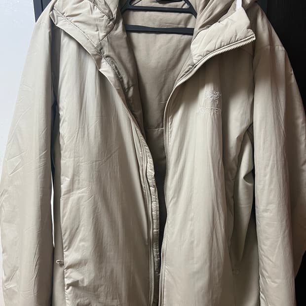 아크테릭스 아톰 LT 후디 베이지