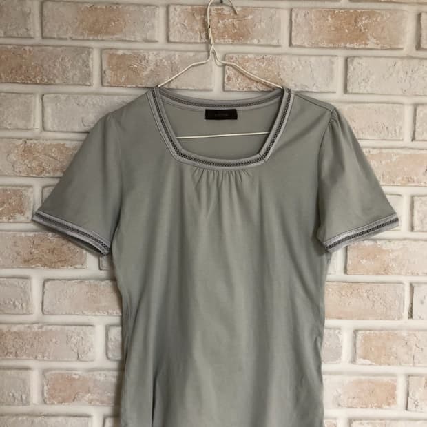 gray tee