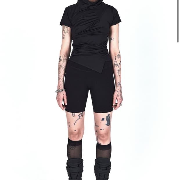 디퍼런티스 드레이프 후드 반팔 블랙 