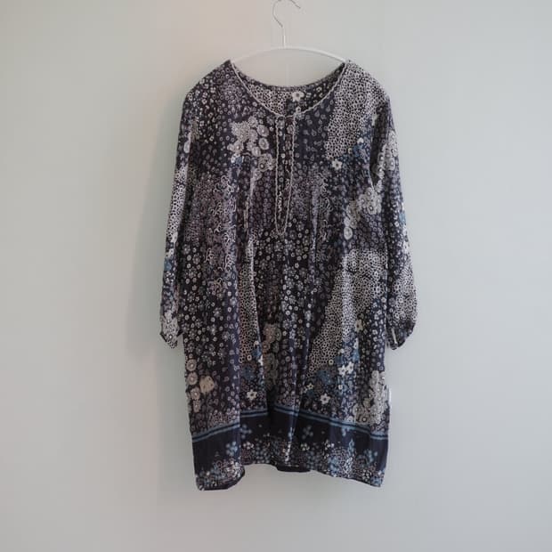 Ink floral piping split-neck tunic