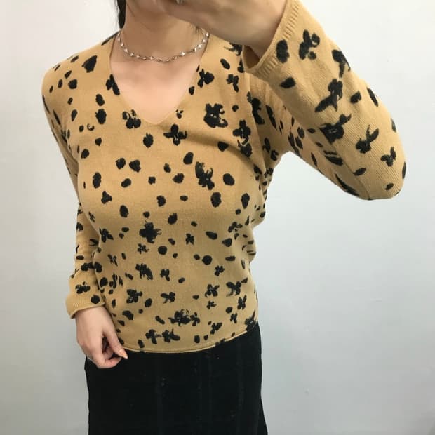 호피 플라워 브이넥 긴팔니트