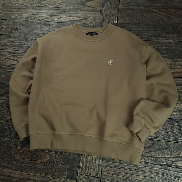 [앤더슨벨] 로고 자수 오버핏 맨투맨 M18879