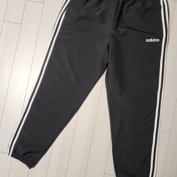 새상품급)아디다스 에센셜 3S 윈드러너 트레이닝 우븐 조거 팬츠 DQ31