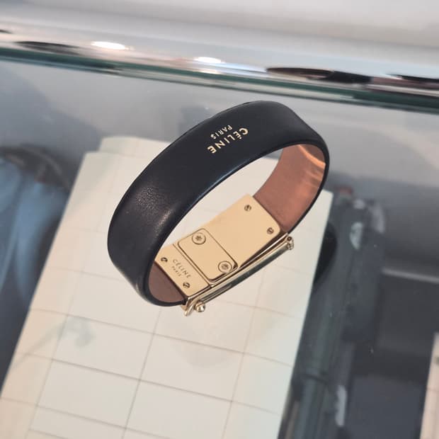 올드 셀린느 블랙 가죽 금장 팔찌 M