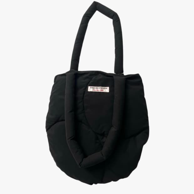 더뮤지엄비지터 패디드 토드백 쿠션백 패딩백