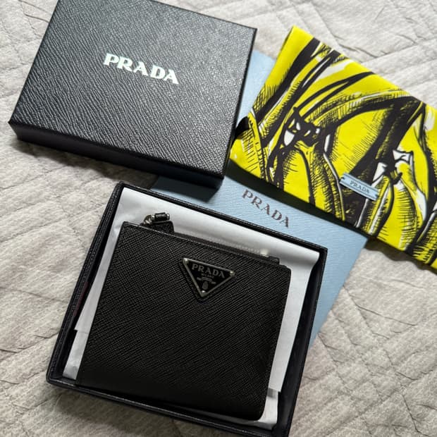 프라다 지갑 판매합니다.