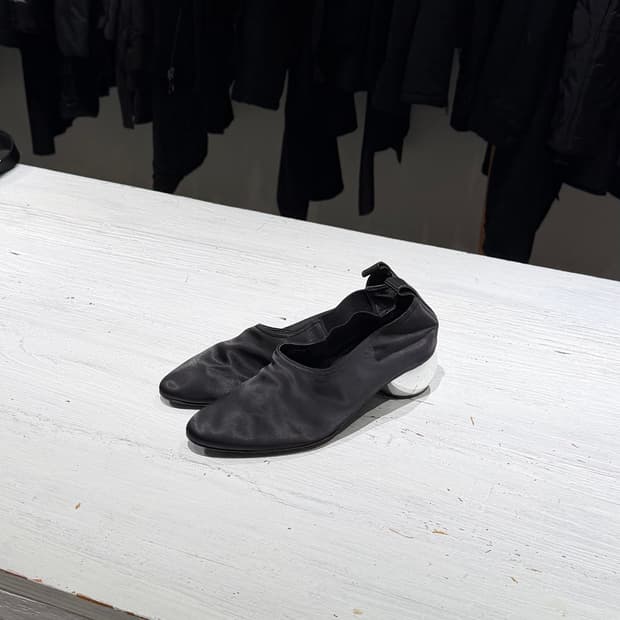 오프닝 세레모니 블랙 실버 달리아 새틴 슬립온 슈즈