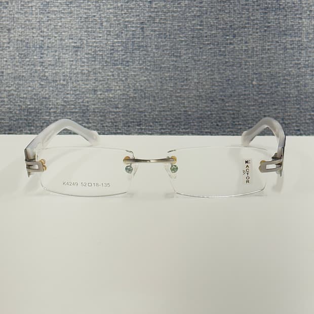 볼드한 디자인 사각 무테 안경