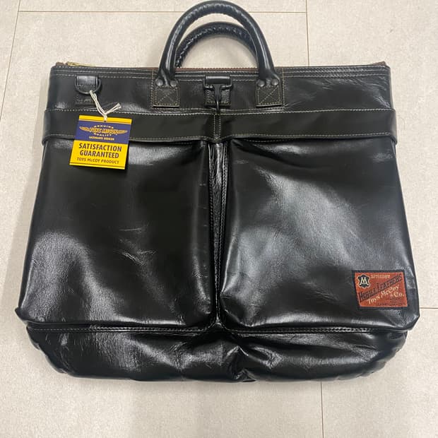 토이즈맥코이 헬멧백 브라운컬러 판매합니다.