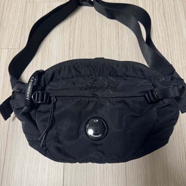 cp컴퍼니 나일론 B렌즈 크로스백 25ss 블랙 팝니다.
