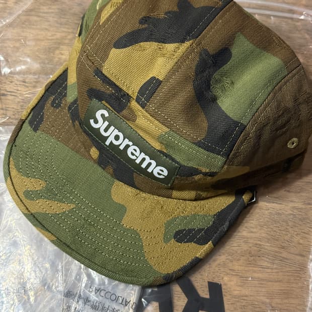 슈프림 자카드 로고 데님 캠프캡 우드랜드 카모 팔아요