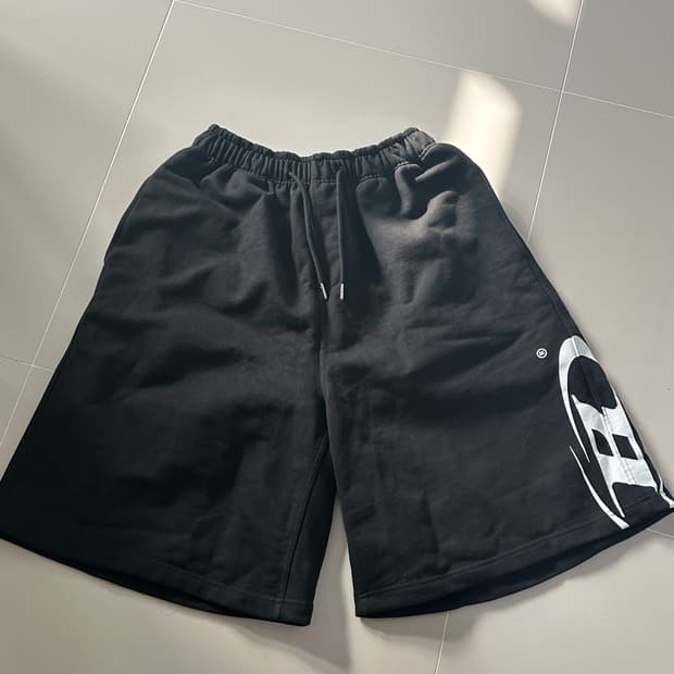 본투윈 SIDE B LOGO HALF PANTS [BLACK]