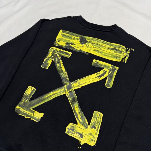 오프화이트 아크릴 애로우 맨투맨