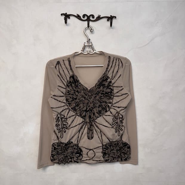 Beige grunge oriental knotted mesh 긴팔티