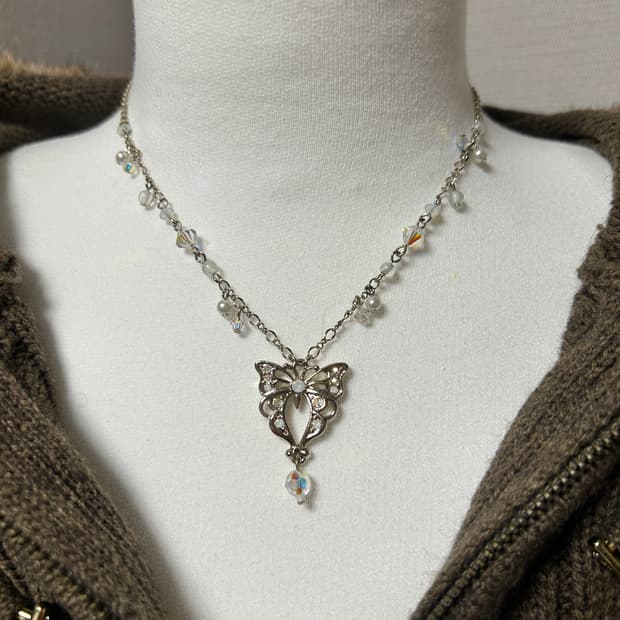 🦋 Anna Sui 버터플라이 크리스탈 네크리스 – 클리어 & 펄 믹스