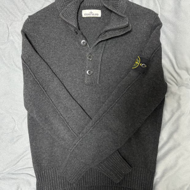 스톤아일랜드 버튼반집업니트