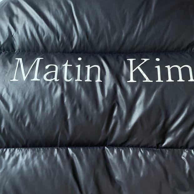 GLOSSY PUFFER JACKET IN BLACK