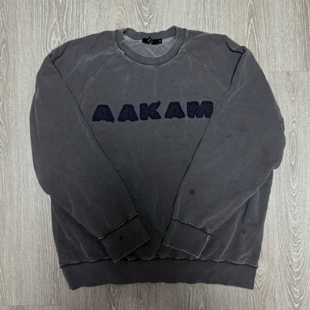 아캄 로고 패치 레글런 스웻셔츠 다크 그레이 3