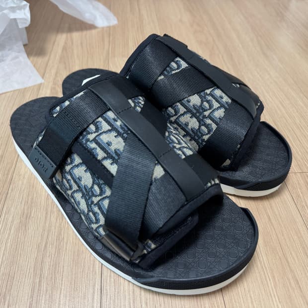디올 오블리크 샌들