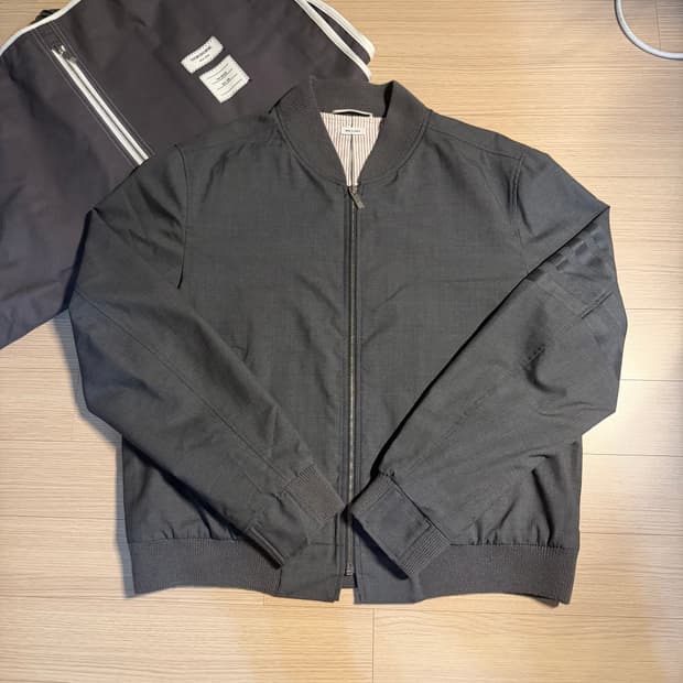 {당일발송/3size} 톰브라운 사선완장 봄버 울 자켓 그레이 한정판