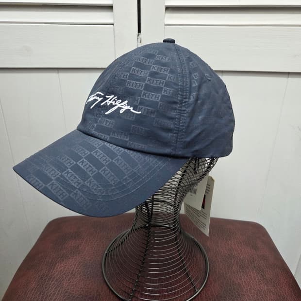 타미 키스 한정판 로고 볼캡