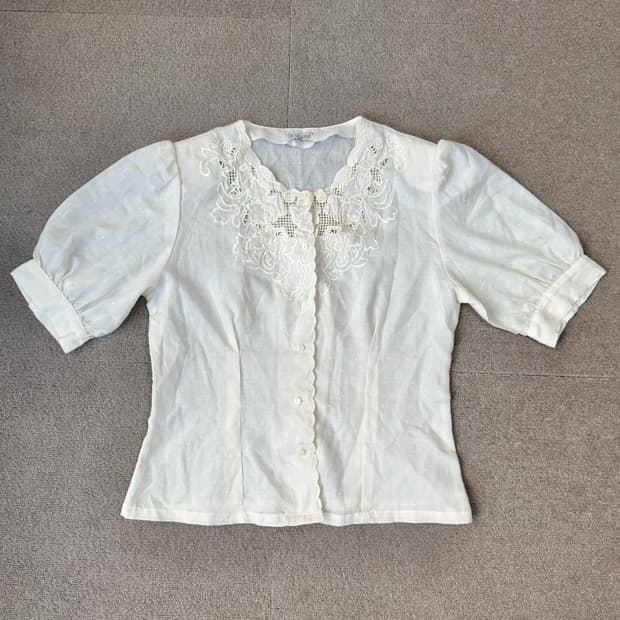 펀칭 자수 & 턱 포인트 빈티지 블라우스