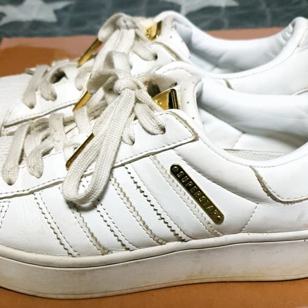 아디다스 슈퍼스타 볼드 메탈릭골드 스니커즈 화이트 (225)