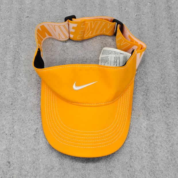 나이키 로고가 돋보이는 오렌지 색상의 썬캡