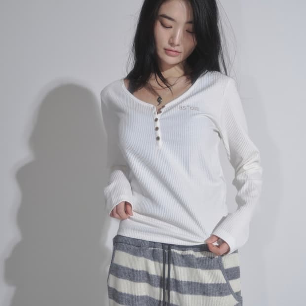 애즈온 WISH RIBBED BUTTON TEE