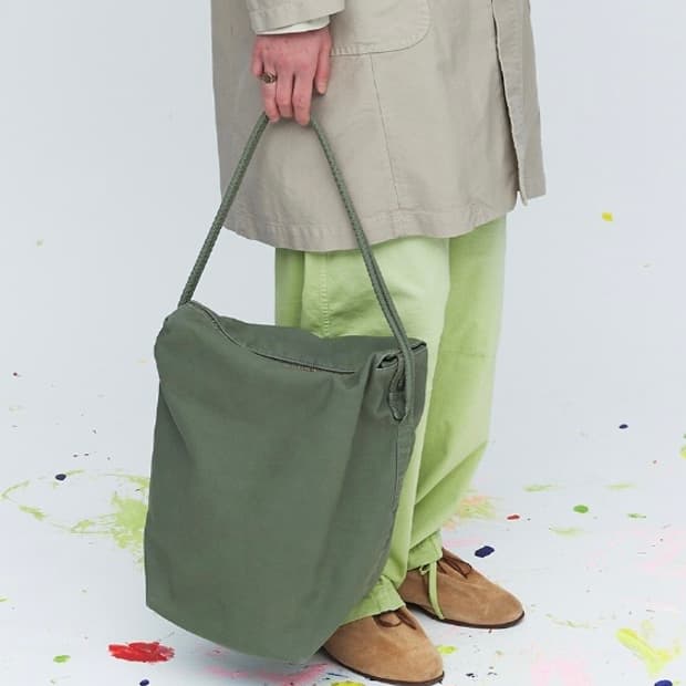 ee 숄더백 카키 미개봉 새상품