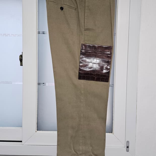 비욘드클로젯 악어가죽 패치 컬렉션 바지