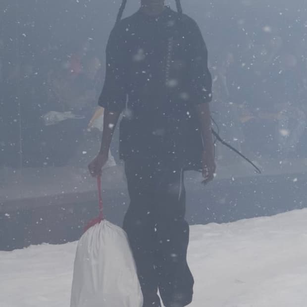 [OS] 발렌시아가 22 winter 트래쉬백 화이트