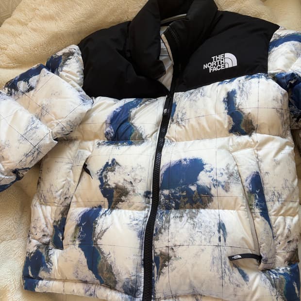 노스페이스 화이트 라벨 눕시 다운 자켓 프린트 화이트 샌드 지구본