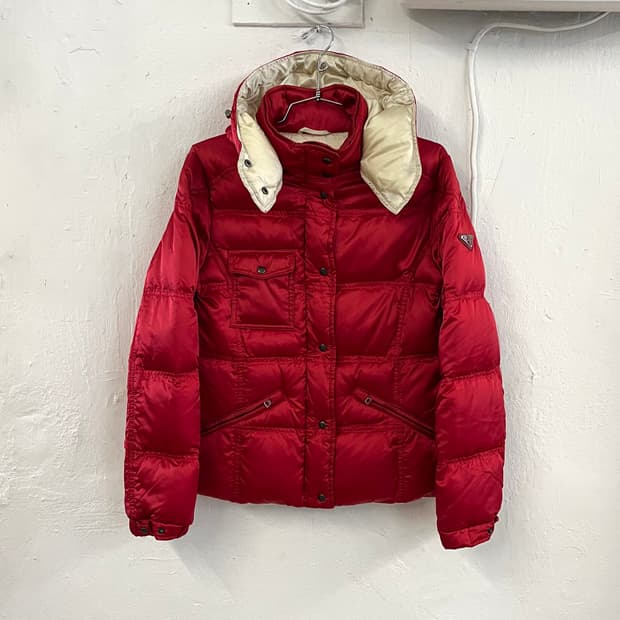 프라다 삼각 플레이트 패딩