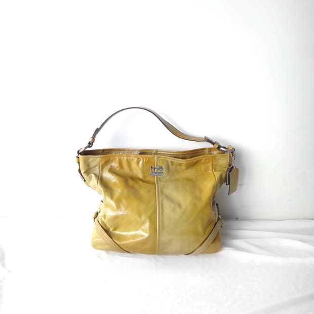 COACH gloosy shoulder lime bag